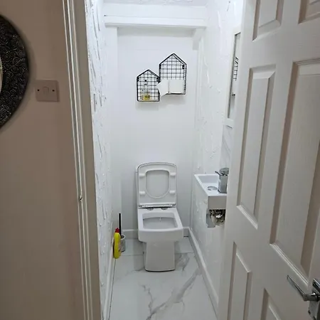 Serene 3Br Home With Free Parking Манчестер Экстерьер фото