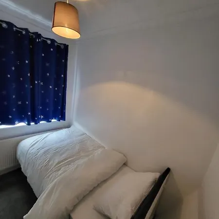 Serene 3Br Home With Free Parking Манчестер Экстерьер фото