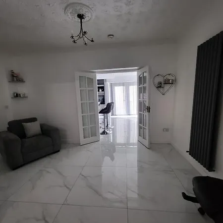 Serene 3Br Home With Free Parking Манчестер Экстерьер фото